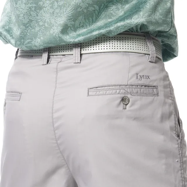 【Lynx Golf】男款彈性舒適竹纖維材質百搭素面款式Lynx繡花平面休閒長褲(灰色)
