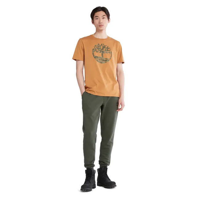 【Timberland】男款小麥色迷彩樹型Logo有機棉T恤(A6DVKP47)