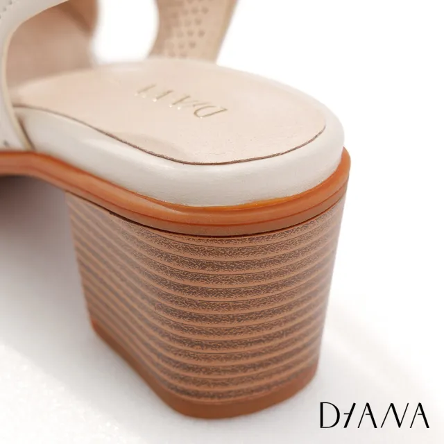 【DIANA】DIANA 6.5cm質感羊皮沖孔幾何交織皮帶釦飾粗跟涼鞋(牛奶白)
