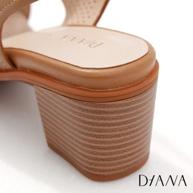 【DIANA】DIANA 6.5cm質感羊皮沖孔幾何交織皮帶釦飾粗跟涼鞋(焦糖棕)