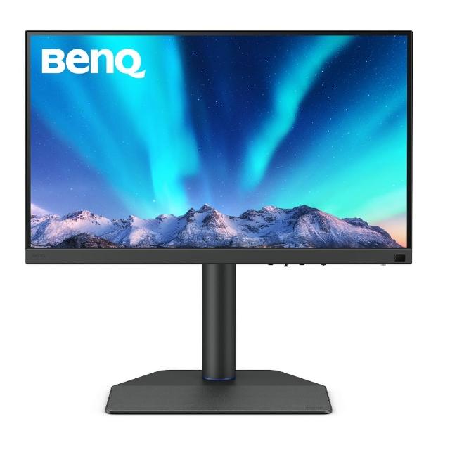  BenQ 明基 SW272U 27吋 4K LCD 電腦螢幕，採用 IPS 面板，提供 3840x2160 超高解析度與 10.7 億色顯示，亮度超過 351 cd/m²，反應時間僅 2~5ms，對比率 1000:1。支援 HDMI、DisplayPort 輸入，具備 USB 3.1 插槽、耳機孔及 VESA 壁掛功能（100x100mm），內建護眼不閃屏技術，適合專業影像設計、攝影後製與辦公使用。重量 8.6kg，尺寸 451.8-591.8x613.9x274mm，享 3 年保固，專業級色彩表現讓創作更精準！ 