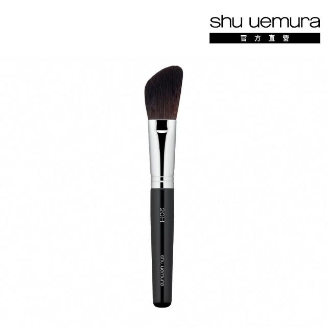 SHU UEMURA植村秀專業腮紅刷，採用高品質合成毛與優質手柄設計，輕便易握，適合精準上妝。三色腮紅刷組包含不同形狀與大小的刷頭，可靈活運用於不同膚色與妝容需求，提供自然立體的腮紅效果。適合專業彩妝師與愛美人士使用，提升上妝效率與妝容質感。