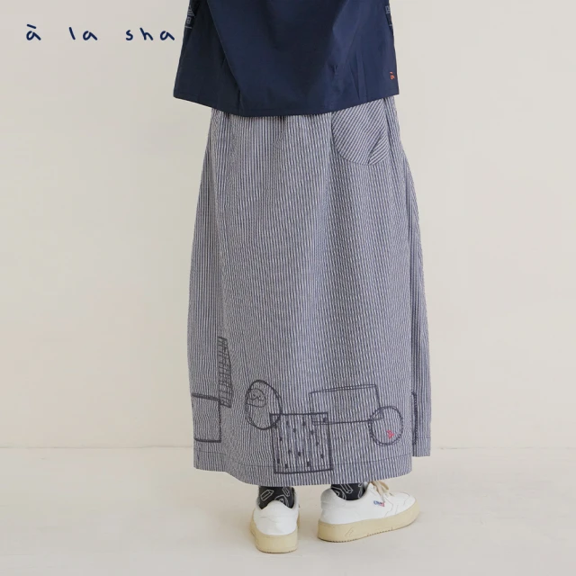 ILEY 伊蕾 學院風格紋斜剪裁壓摺中長裙(深藍色；M-XL