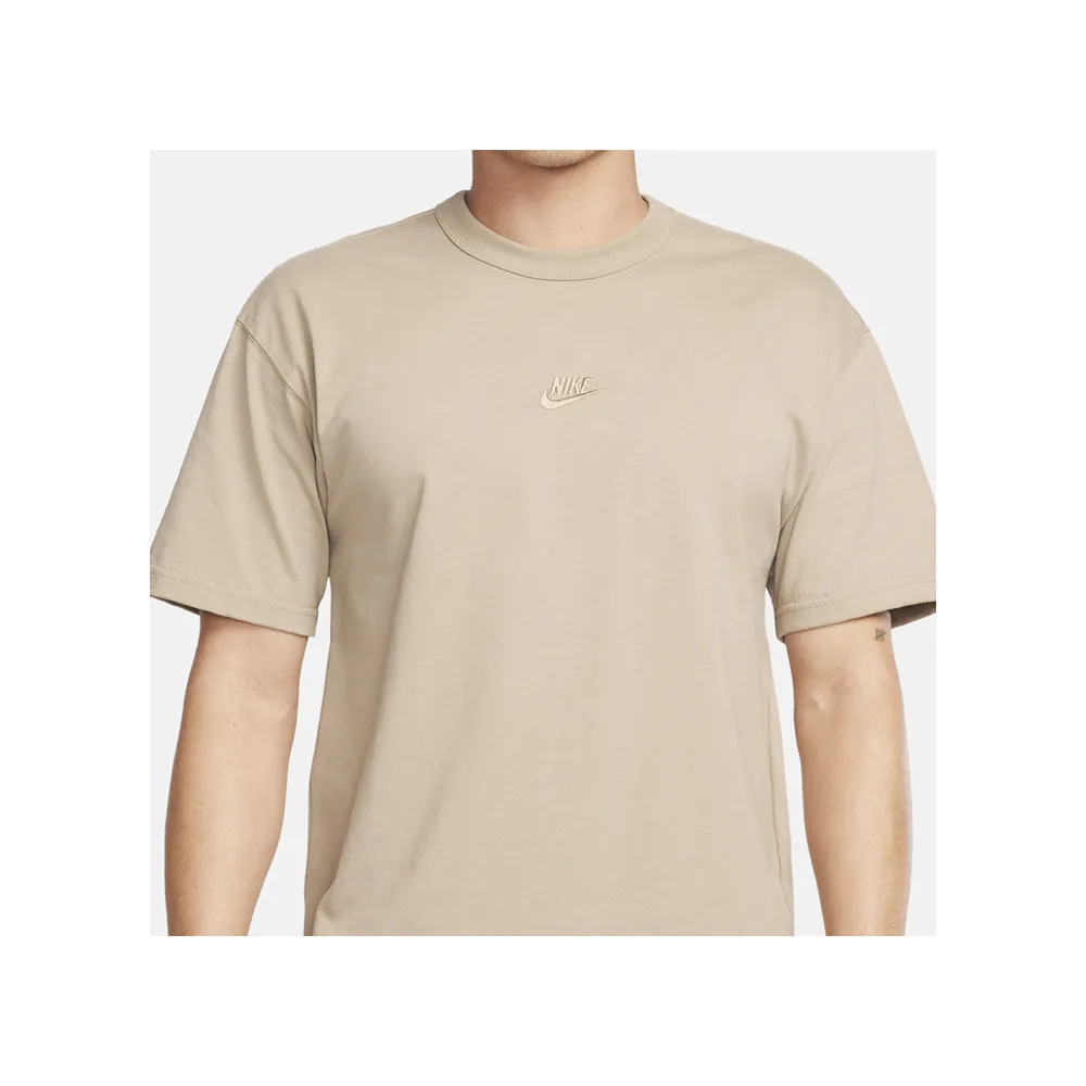 【NIKE 耐吉】AS M NSW PREM ESSNTL SUST TEE 男款 卡其色 LOGO 短袖上衣 DO7393-247