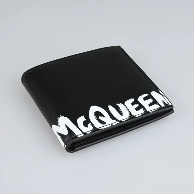 【ALEXANDER MCQUEEN】ALEXANDER McQUEEN GRAFFITI白塗鴉字母LOGO滑面小牛皮8卡對折短夾(黑)