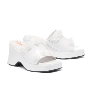 【MISS 21】精緻系蕾絲小花牛軟漆皮水台方頭厚底拖鞋(白)