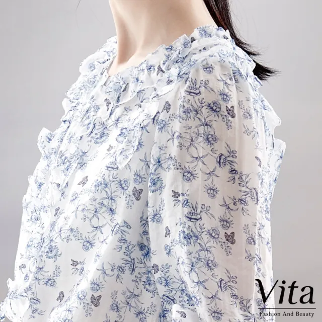 【MYSHEROS 蜜雪兒】VITA 天絲棉造型上衣 荷葉邊造型圓領 荷葉排釦設計 滿版柔美印花(水藍)