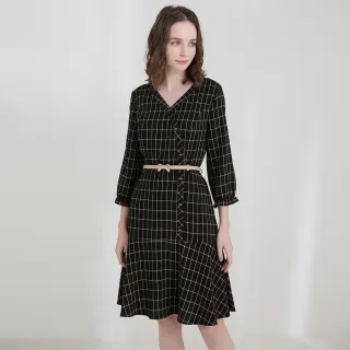 【ILEY 伊蕾】優雅氣質格紋斜開襟假排釦洋裝(黑色；M-XL；1223067244)