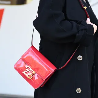 【FENDI 芬迪】Karligraphy 金屬字母FF LOGO迷你翻蓋雙層斜背包(紅)