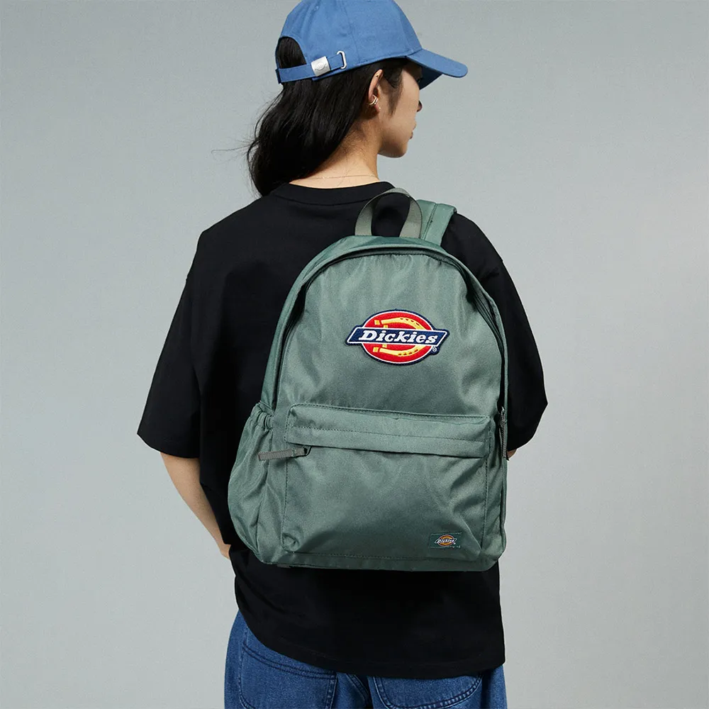 【Dickies】男女款森林綠防水Logo印花圖案後背包｜DK008935H15