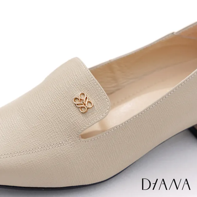 【DIANA】3cm質感壓紋牛皮金屬花釦飾方尖頭低跟鞋(白糖)