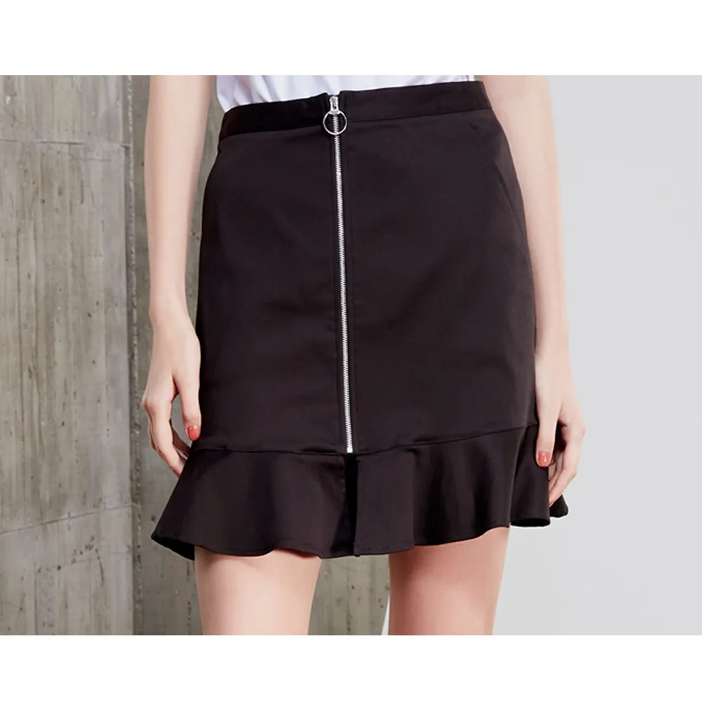 【IGD 英格麗】網路獨賣款-個性涼感拉鍊荷葉短裙(黑色)