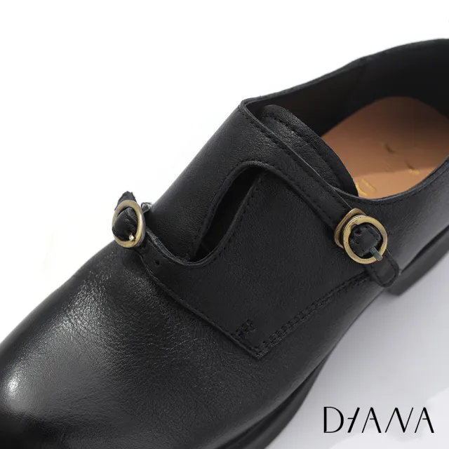 【DIANA】3.5cm柔軟水染牛皮皮帶釦飾低跟德比牛津鞋(黑咖啡)