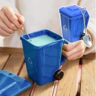 【趣味小物】創意垃圾桶造型陶瓷馬克杯(附湯匙 咖啡杯 水杯 茶杯 牛奶杯 電鍋 微波爐 送禮 辦公室 下午茶)