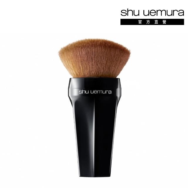 SHU UEMURA植村秀專業腮紅刷，採用高品質合成毛與優質手柄設計，輕便易握，適合精準上妝。三色腮紅刷組包含不同形狀與大小的刷頭，可靈活運用於不同膚色與妝容需求，提供自然立體的腮紅效果。適合專業彩妝師與愛美人士使用，提升上妝效率與妝容質感。