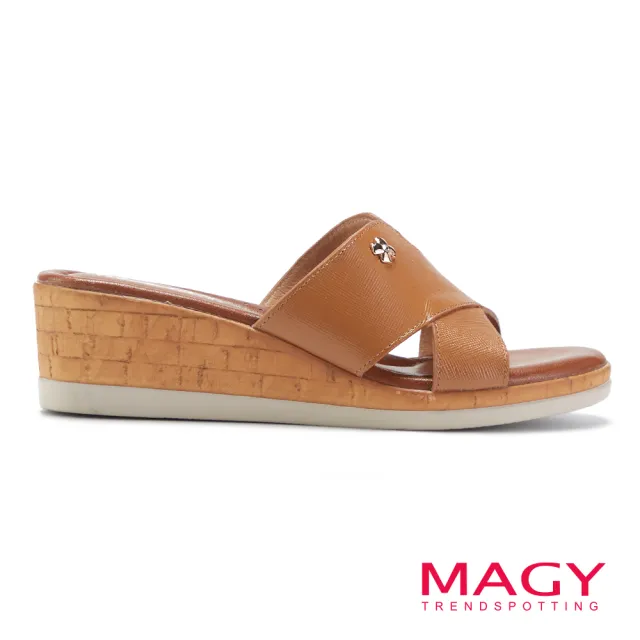 【MAGY】壓紋牛皮交叉造型楔型中跟拖鞋(棕色)