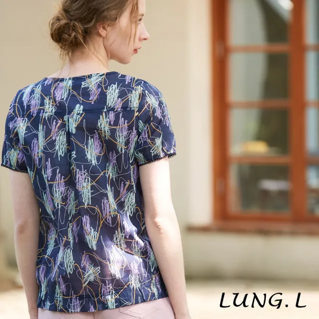 【LUNG.L 林佳樺】LP64A藍色印花造型領棉質短袖上衣(加大尺碼 女裝)