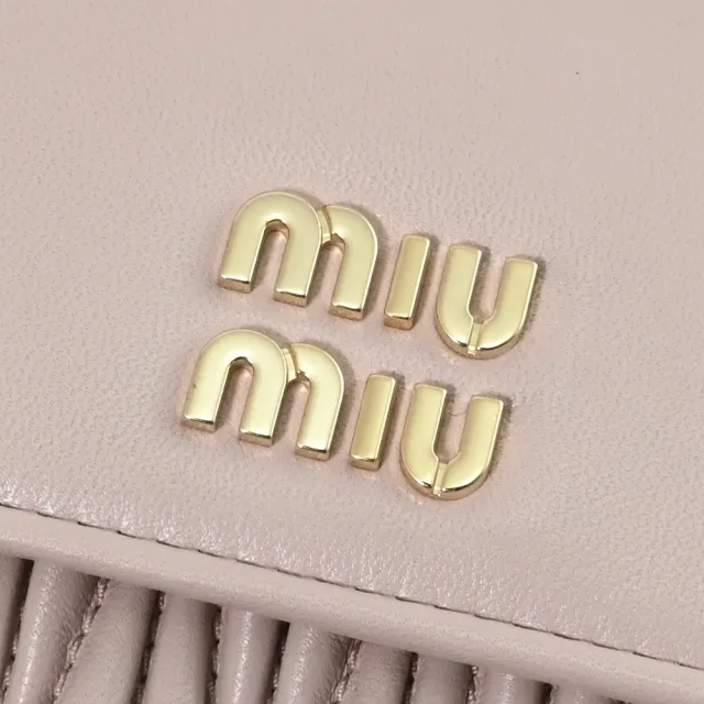 【MIU MIU】簡約金屬LOGO抓皺絎縫扣式發財零錢長夾(淡粉)