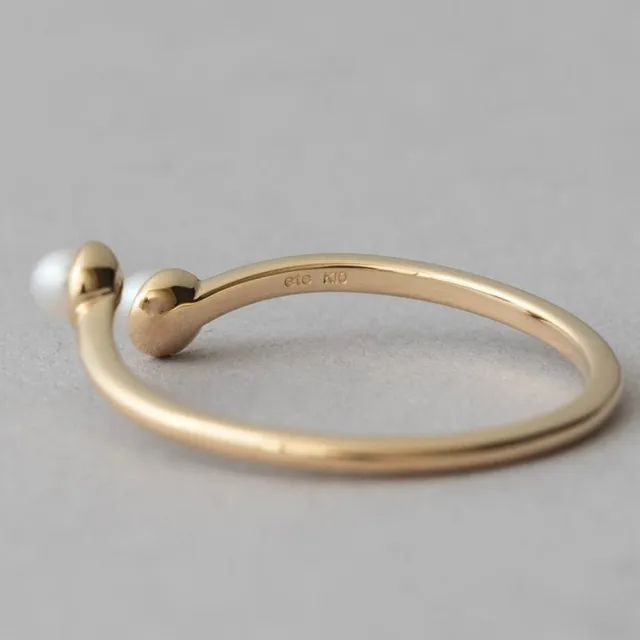 【ete】K10YG 層疊擁抱珍珠開口戒指(金色)