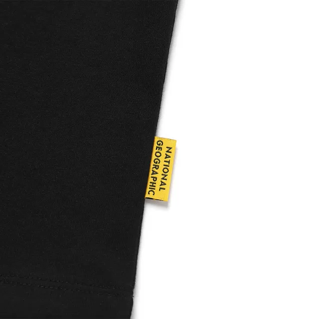 【國家地理服飾官方旗艦】男女同款 MOUNT COOK印花圖案微寬鬆涼感短袖上衣-炭黑色(涼感T)