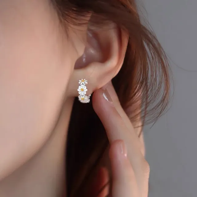 【Emi 艾迷】韓系清新小雛菊環繞 925銀針 耳環 耳扣
