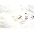 【CHANEL 香奈兒】經典雙C LOGO 水鑽鑲嵌珍珠墜飾穿式耳環(銀色)