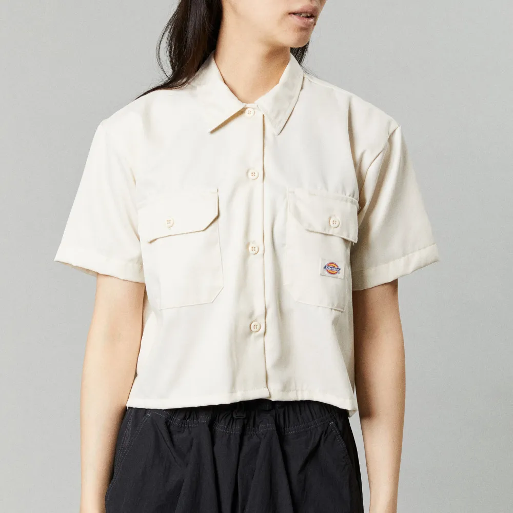 【Dickies】女款淺沙灰斜紋短版雙口袋經典工裝短袖襯衫｜DK012454F90