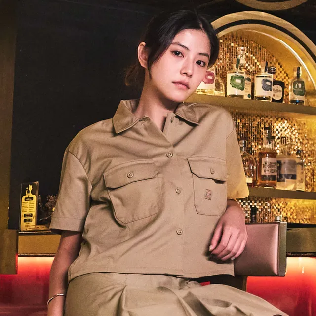 【Dickies】女款卡其色斜紋短版雙口袋經典工裝短袖襯衫｜DK012454KHK