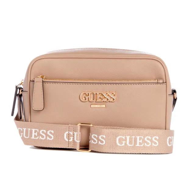 【GUESS】金屬LOGO寬背帶防刮相機斜背包(三色任選)