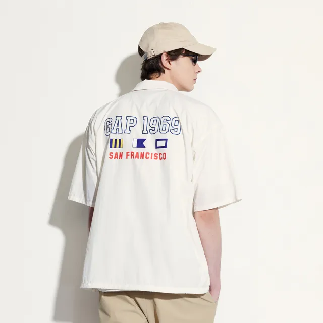 【GAP】男裝 Logo防曬印花翻領短袖襯衫-米白色(461226)