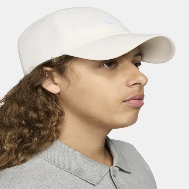 【NIKE 耐吉】U NK CLUB CAP U CB FUT WSH L 老帽 男女款 棒球帽 鴨舌帽 帽子 米白(FB5368-133 ∞)