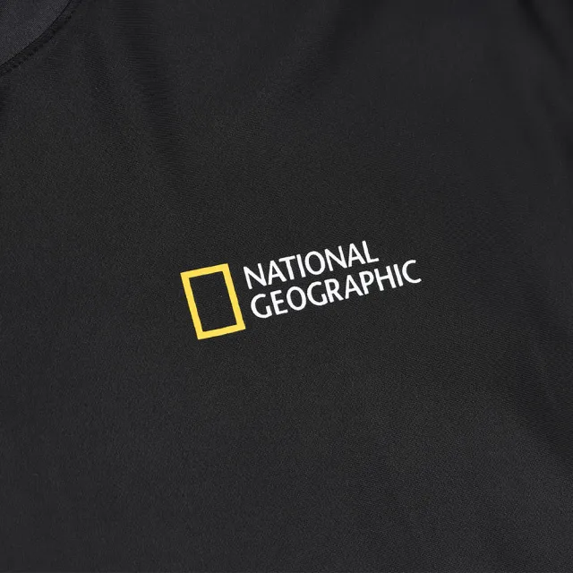 【National Geographic 國家地理官方旗艦】男女同款 圖案短袖衝浪衣 - 炭黑色