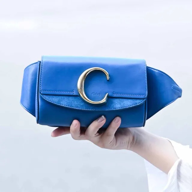 【Chloe’ 蔻依】品牌字母C LOGO拼接三用腰包胸口包(藍)