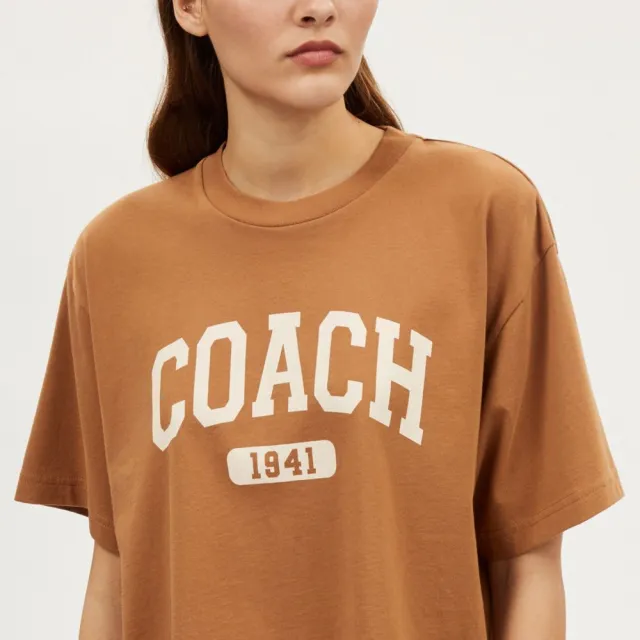 【COACH蔻馳官方直營】VARSITY元素短版棉質T恤-淺棕色(CQ843)