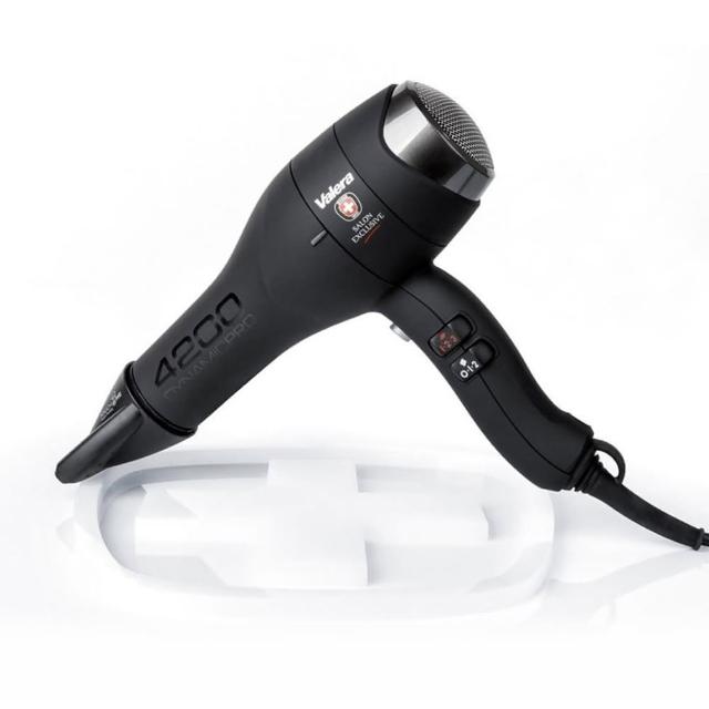 Valera 維力諾 DP4.2 吹風機，專為所有髮質設計，包括油性與乾性髮質，提供冷風、多段溫控與負離子功能，功率達1401W~1500W，快速乾燥不傷髮。附可觸風嘴、扁風嘴與DSN烘罩配件，享1年保固，專業美髮首選。