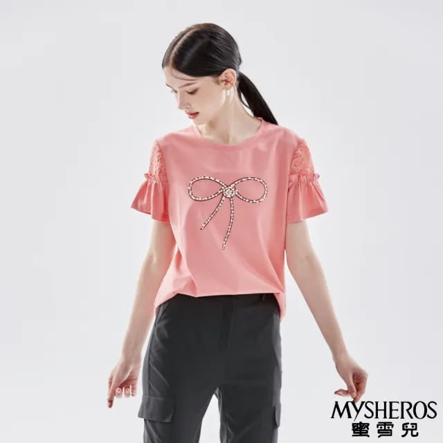 【MYSHEROS 蜜雪兒】網路獨家商品 優雅造型T恤 蕾絲裝飾荷葉袖 珠鑽點綴蝴蝶結(粉)
