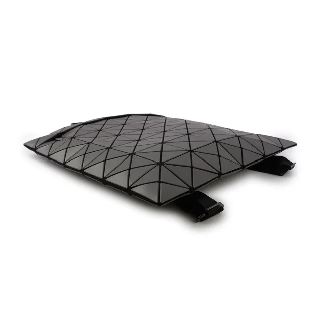 【ISSEY MIYAKE 三宅一生】BAO BAO LUCENT 啞光霧面扁形後背包(炭灰色)