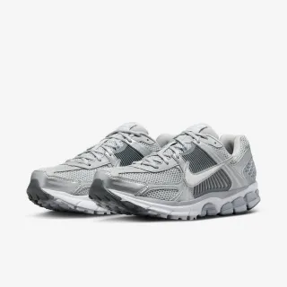 【NIKE 耐吉】運動鞋 慢跑鞋 休閒鞋 男鞋 女鞋 NIKE ZOOM VOMERO 5 TRIPLE GREY 灰銀 復古(FJ4151003)