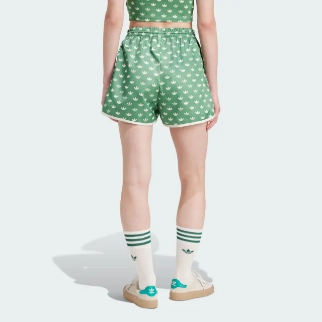 【adidas 愛迪達】Mono 3s Shorts 女 短褲 運動 休閒 滿版 三葉草 緞面 綠(IX0931)