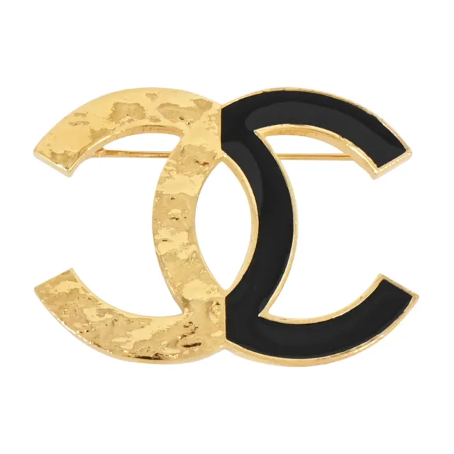 【CHANEL 香奈兒】經典黑色琺瑯刻紋雙C LOGO造型胸針(金色)