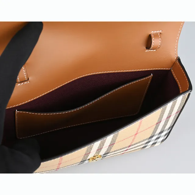 【BURBERRY 巴寶莉】BURBERRY Hampshire壓印金色圓釦LOGO設計數碼格紋PVC拼小牛皮磁釦式斜背包(米格紋x褐)