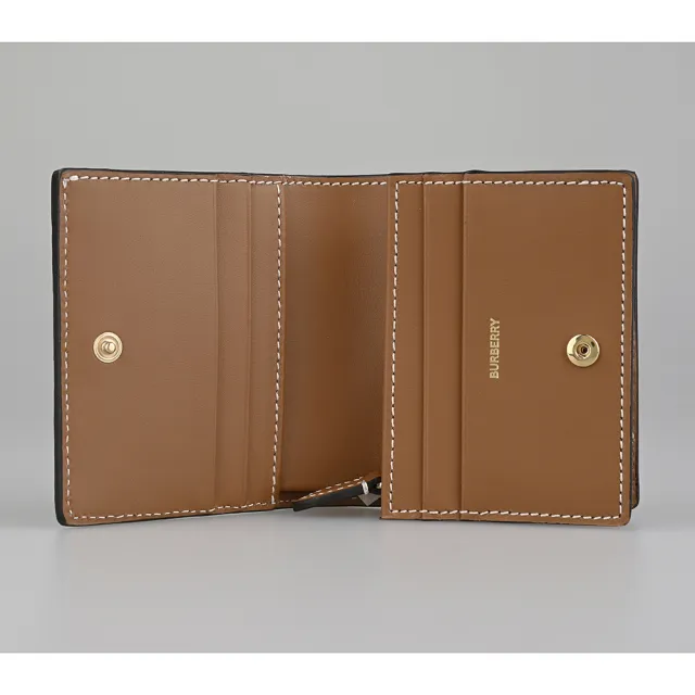【BURBERRY 巴寶莉】BURBERRY經典壓印LOGO格紋PVC 4卡釦式對折短夾(典藏米x棕)