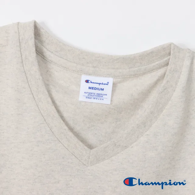 【Champion】官方直營-純棉寬版草寫LOGO刺繡V領短袖TEE-女(淡米色)