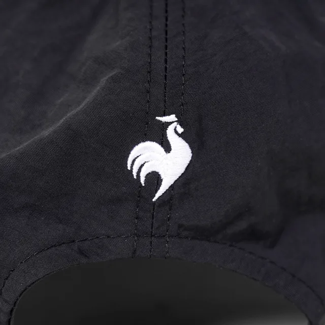 【LE COQ SPORTIF 公雞】高爾夫系列 黑色韓系側邊雙色LOGO可調節棒球帽 QGT0K131