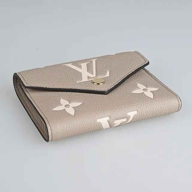 【Louis Vuitton 路易威登】Victorine系列Monogram Empreinte牛皮雙色壓花扣式三折短夾(斑鳩灰x奶油)