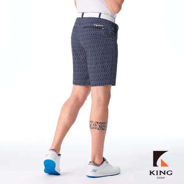 【KING GOLF】實體同步款-男款素色滿版線條印花修身彈性休閒短褲/高爾夫球短褲(丈青)
