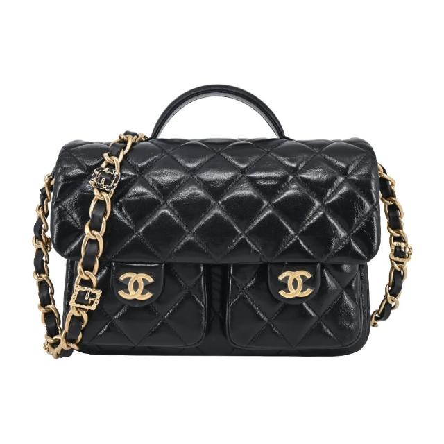 全新 CHANEL香奈兒 Flap Bag Top Handle 手提包，採用黑色系小羊皮製成，經典雙 C LOGO 菱格紋設計，為女性日常搭配增添高雅氣質。釦式開口，適合手提或斜背，簡約時尚，品質優良，為歐洲真品商品。