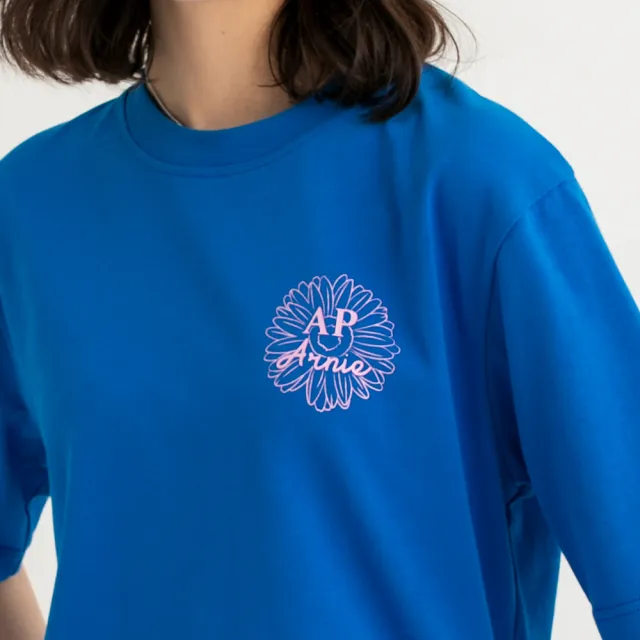 【Arnold Palmer 雨傘】女裝-左胸AP花朵膠印厚磅短袖T(藍色)