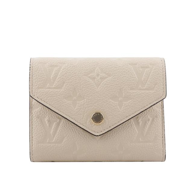 全新 LOUIS VUITTON 路易威登 M82344 Monogram VICTORINE 牛皮壓印零錢袋短夾，白色系設計，釦式開合，內附防塵袋與盒子。尺寸為 12x9.5x1.5 公分，適合女性日常攜帶，無內外夾層與手機袋，規格包含鈔票層、內貼袋與卡層，為歐洲真品商品。