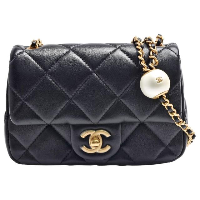【CHANEL 香奈兒】經典仿舊雙C LOGO菱格紋小牛皮珍珠調節鍊帶斜背包(黑色AS4868L-BLK-GP)